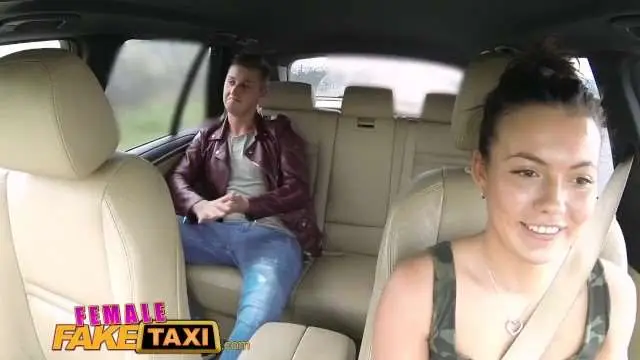骚浪巨乳女司机主动求精，车内激情爆操胸射爽翻天