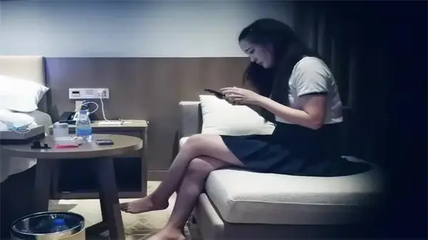 酒店内爆操短裙巨乳美少女,狂干内射到高潮喷水!