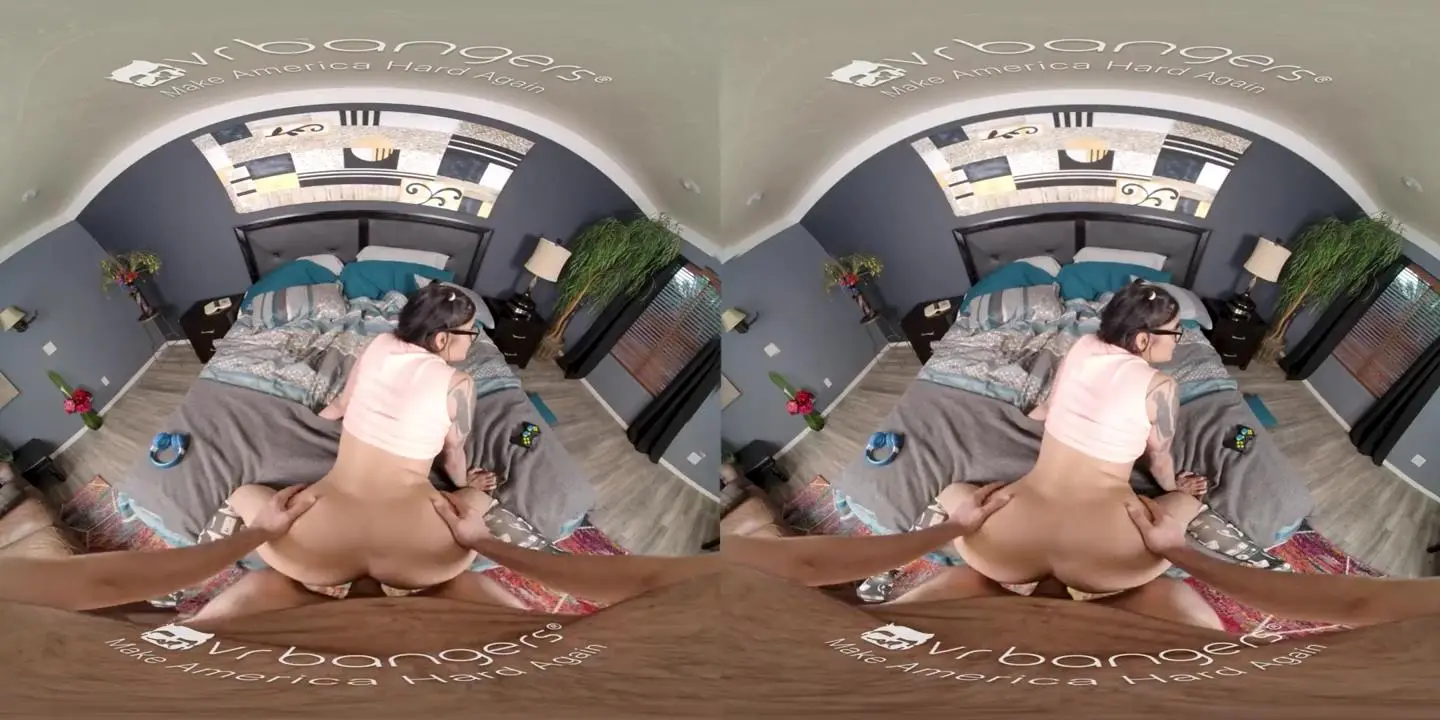 淘气的游戏玩家Babe一起玩她的紧身猫咪VR色情片