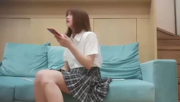 非常嫩清纯短发学生妹    脱光光调情坐在腿上摸逼闭眼享受