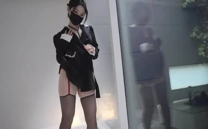 御姐尤物女神〖娜娜〗房产经纪人穿着吊带黑丝情趣内衣来到我的房间,高冷女白领私下也是小母狗一个