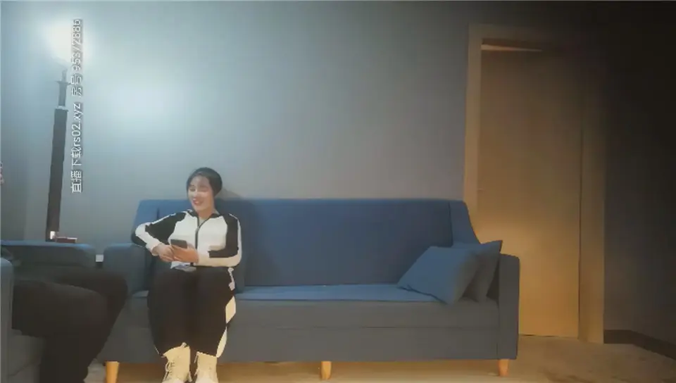 甜美运动装小美女 宝哥看她嫩 居然给她舔逼,乖巧听话配合鸳鸯浴玩得尽兴