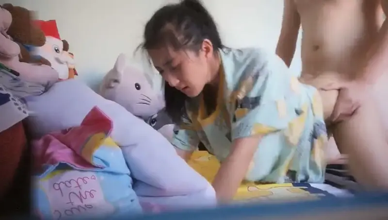 渣男趁着女友上班和女友的闺蜜在出租屋偷情这女的真是骚一边吃屌一边玩手机