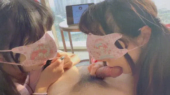 双飞2位极品少萝『小远ovo』白丝女儿服+水手服，一线天馒头穴肉鲍甚是诱人！享受两位极品好姐妹的性福时光