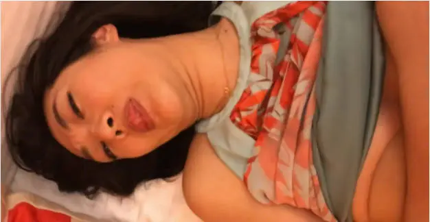 高颜值轻熟女少妇,被大屌艹得爽翻天挣扎淫叫不停,近距离观察射精瞬间,特刺激!