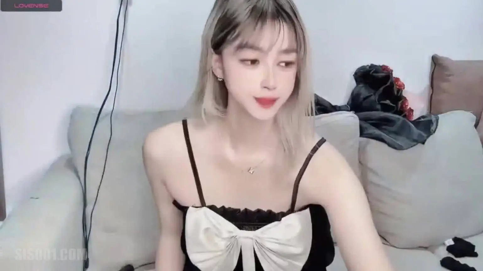 童颜巨尻嫩屄女主播「Vy-6868」震动棒玩弄阴蒂,蝴蝶嫩逼翩翩起舞,高潮白浆溢出