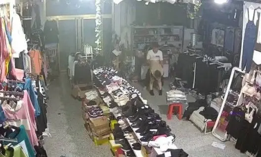 偷拍店铺打烊后老板和收银员在凳子上偷情啪