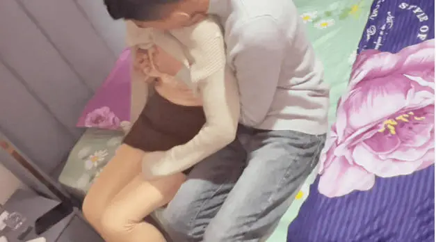 【原创】看着老婆在我们婚房床上被前男友操,居然还让我给他们舔交处!