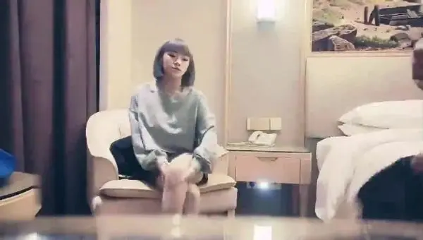 花臂纹身短发妹子,按头深喉口交近距离特写,抱起来后入猛烈撞击