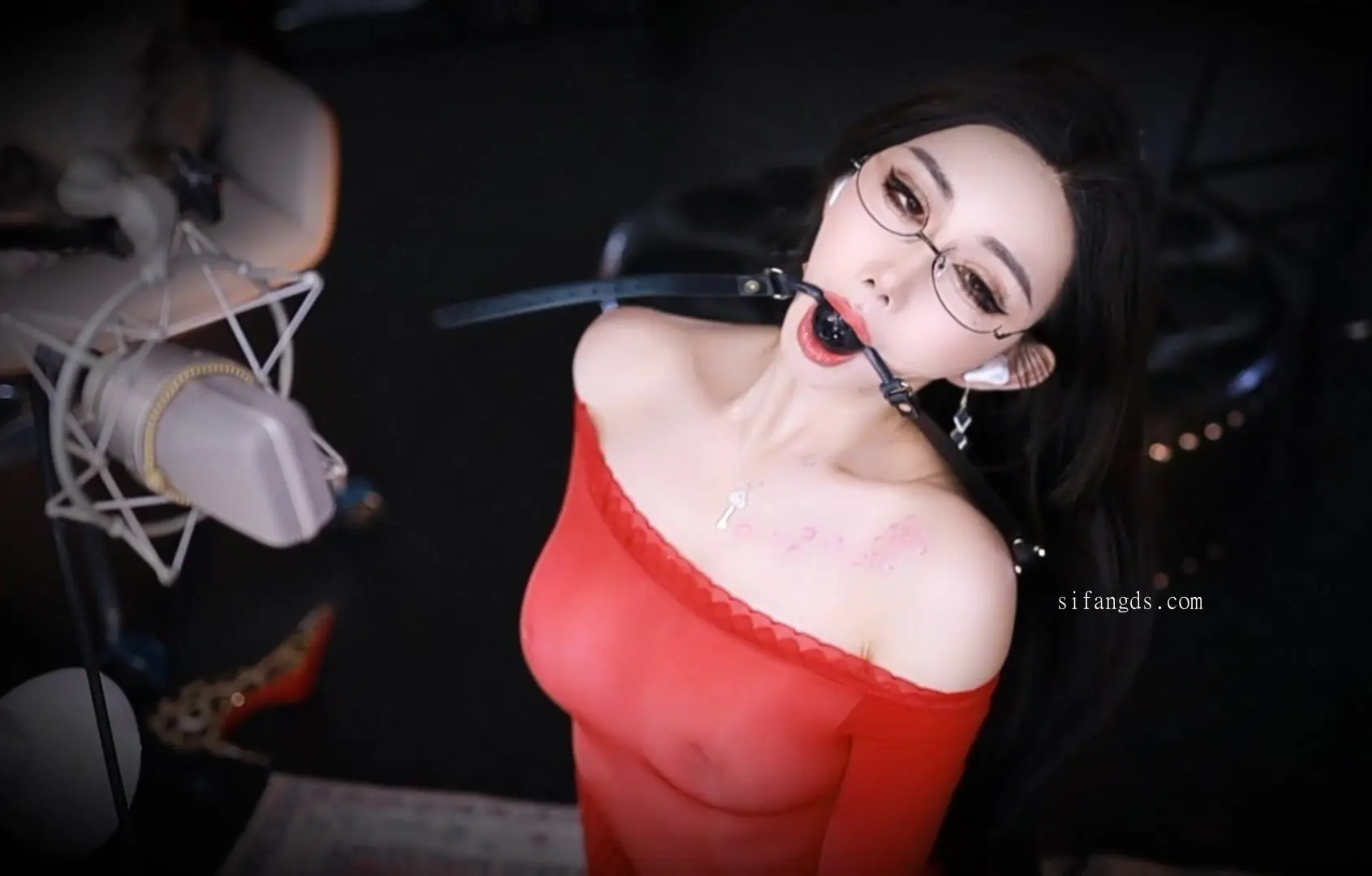 最新重磅，虎牙颜值巨乳女神【桃一】万元定制，OL职业装抖臀裸舞道具自慰，近景特写视觉盛宴
