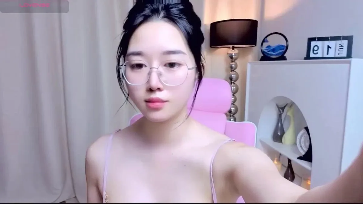stripchat 女神之光 美呆了【miuu6868】白到发光 美乳又大又挺 极品翘臀 粉嫩一线天