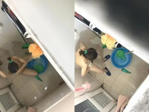 上帝视角冒死偸窥出租房邻居小姐姐用大盆水舀子洗澡,身材不错,还自娱自乐最后还把自己说笑了