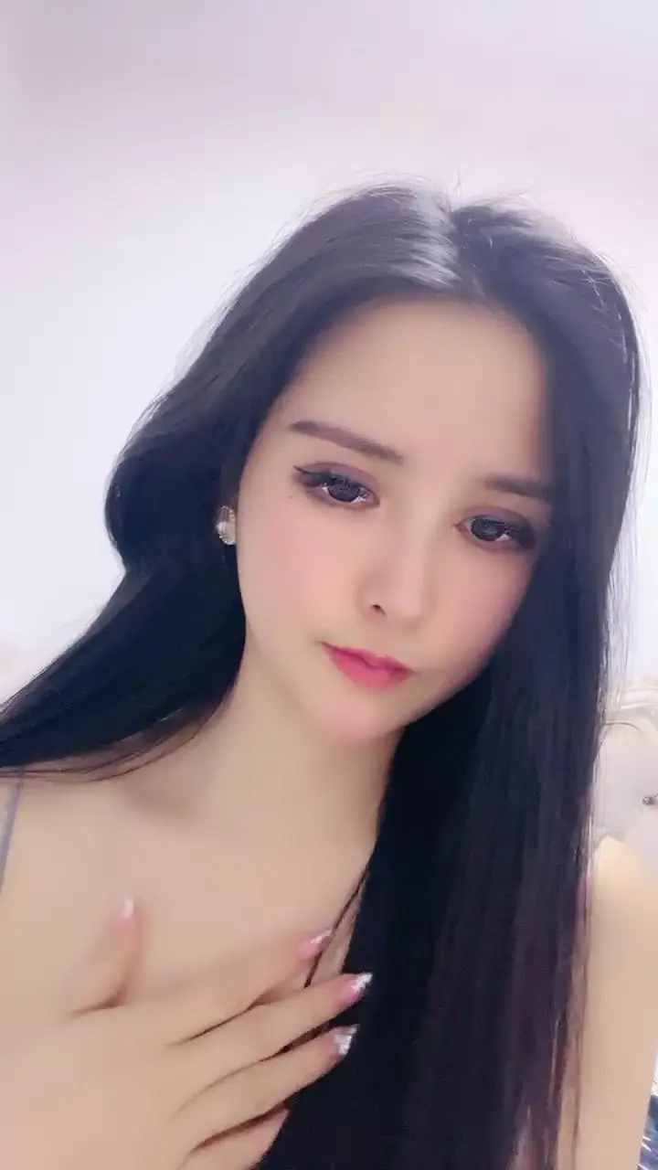 网红级爆乳女神下海小尺度诱惑,颜值超棒大奶翘臀,带着项圈跳蛋塞逼,放着自己的小视频,珍珠内裤小穴若隐若现