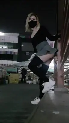 漂亮美女夜晚短裙户外露出，整根大鸡巴粘在护栏就抽插小穴，不远处还有位大爷在工作，刺激死了！