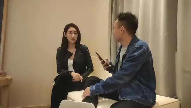 极品颜值黑色皮衣妹子玩制服诱惑,换上制服红色包臀裙口交开腿抽插猛操