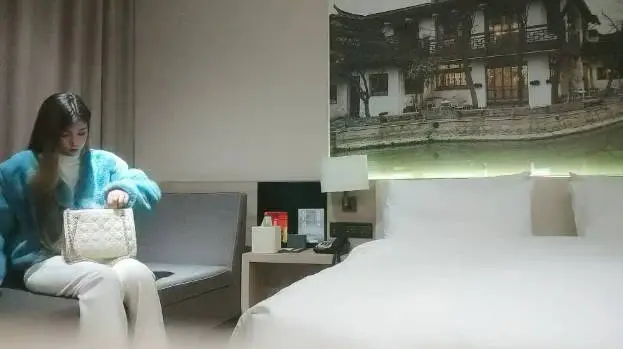 肉肉外围小少妇 吸吮奶子揉捏 镜头前深喉口交 上位骑乘抽插 撞击猛操搞哭了