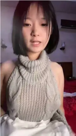 清纯眼镜学生妹！外表呆萌甜美！近期刚下海，娇小身材贫乳嫩穴，多毛掰开特写，说话呆萌卡哇伊