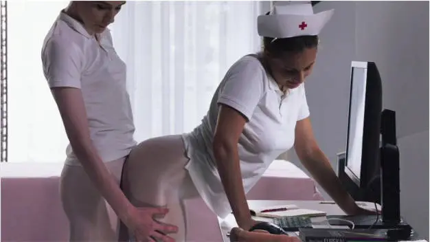 两个高挑美女护士制服白丝情欲躁动互相爱抚,戴上硕大鸡巴啪啪大力抽送深顶爽的嗷嗷淫叫高潮喷射啊真牛