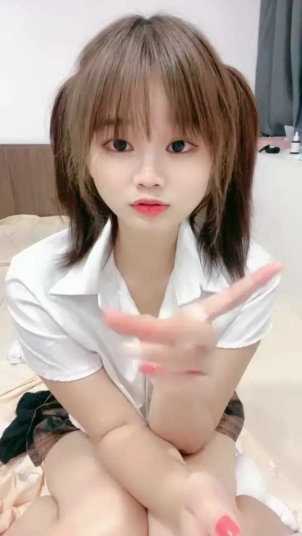 卡哇伊18萝莉萌妹!双马尾甜美!一线天微毛肥穴,非常会玩,肛塞尾巴掰穴,浴室假屌猛插