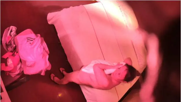 贵在真实,宾馆偸拍一对中年偸情男女开房激情造爱,天然巨乳美少妇太诱惑了,按着一对大奶猛输出,连续搞2回