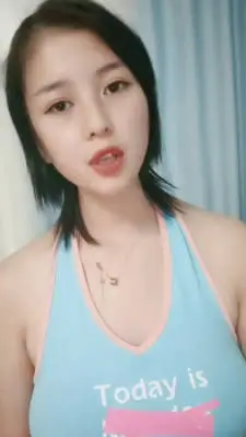 童颜巨乳 新人报道 谁玩谁过瘾 衣服往上一撩 巨乳尤物就呈现 让人蠢蠢欲动 春心难眠!