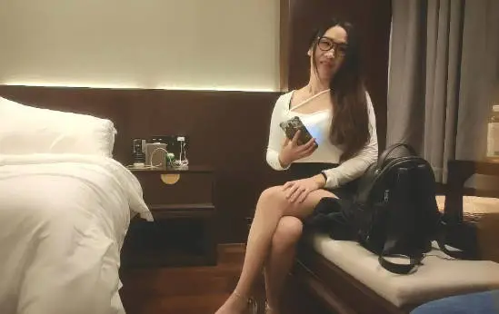 中国人不骗中国人深夜探花骚女 ，自带兔女郎情趣装 ，镜头前按头插嘴 ，翘起大屁股上位骑乘猛顶
