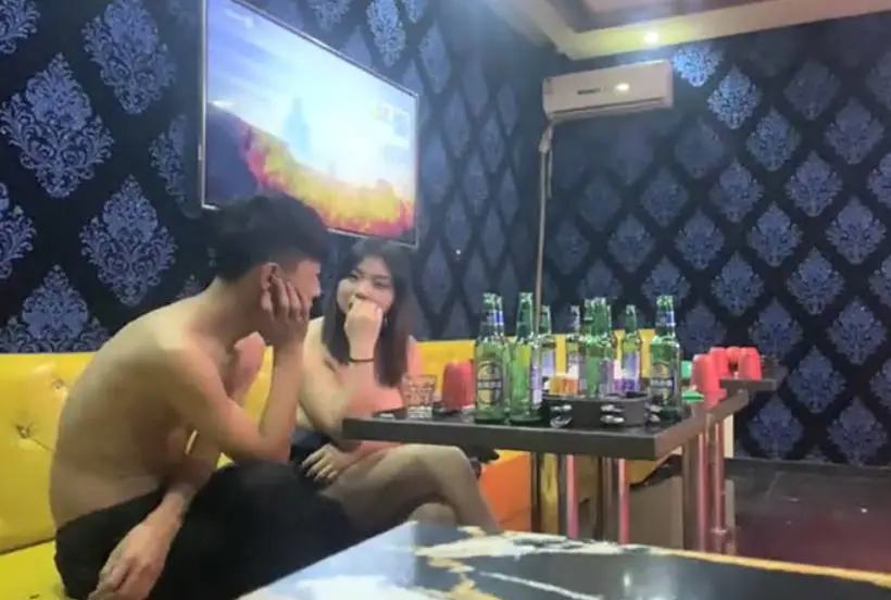 采花狂魔,【KTV勾搭探花】,寂寞的夜晚,KTV跟美女饮酒高歌,大奶子有些害羞,酒店偷拍香艳场景