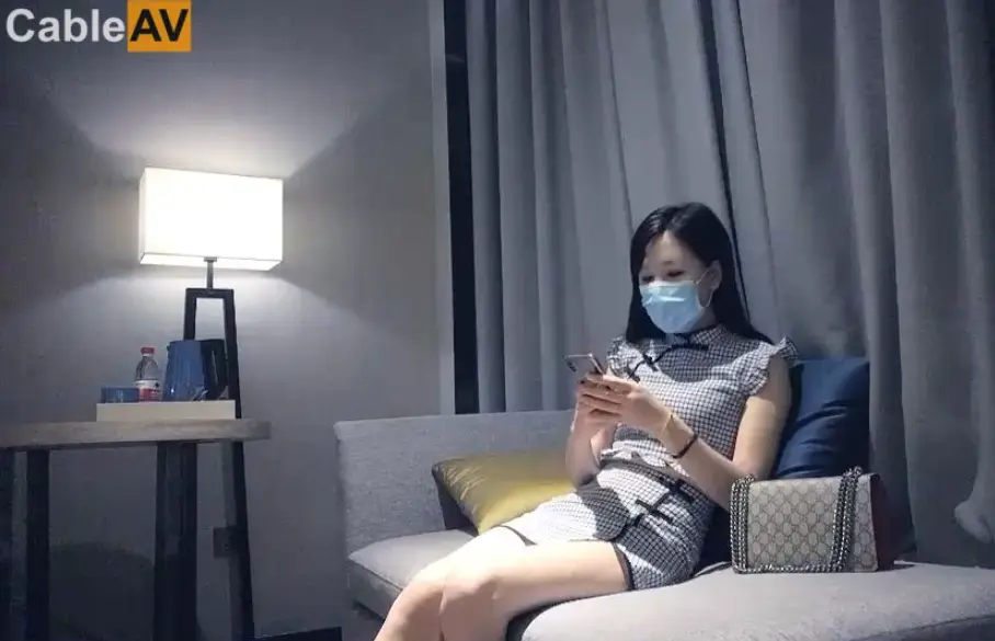 格子短裙少妇TP啪啪,穿上情趣装黑丝口交后入大力猛操,呻吟娇喘非常诱人