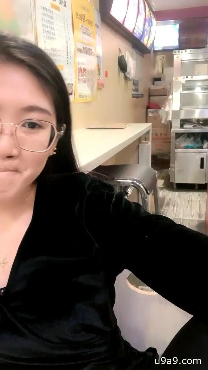 炸鸡店老板娘在店里偷偷播,听狼友指挥跑到厨房漏出骚奶子揉捏好刺激,脱了裤子掰开骚逼给狼友看精彩刺激