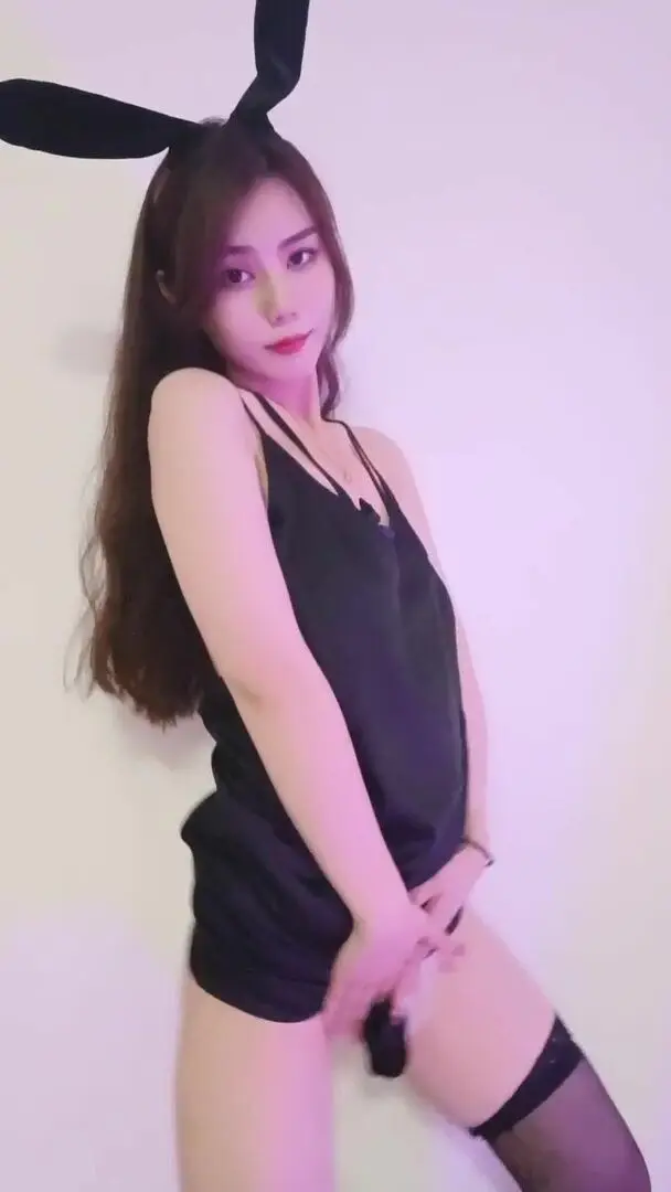 兔女郎极品网红女神!黑丝美腿热舞 扭动臀部掰穴特写 换装诱惑 搔首弄姿肚皮舞