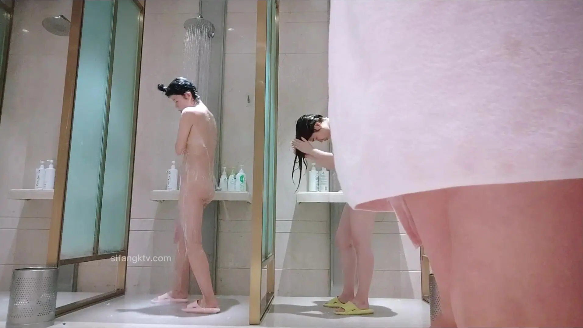 澡堂子偷窥一个人洗澡阴毛浓郁的眼镜少妇