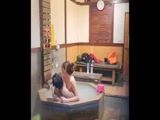 【宾馆盗摄】情侣私人温泉旅馆被工作人员暗藏摄像头偷拍传网络,受害女崩溃大哭
