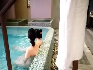 【重金定制)高清真实怼脸偷拍!记录国内高端温泉会所!学妹,女神,少妇,坦克!各种女孩沐浴更衣戏水打闹!