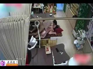 美容院半夜店里老板娘和男店员激情大战内射