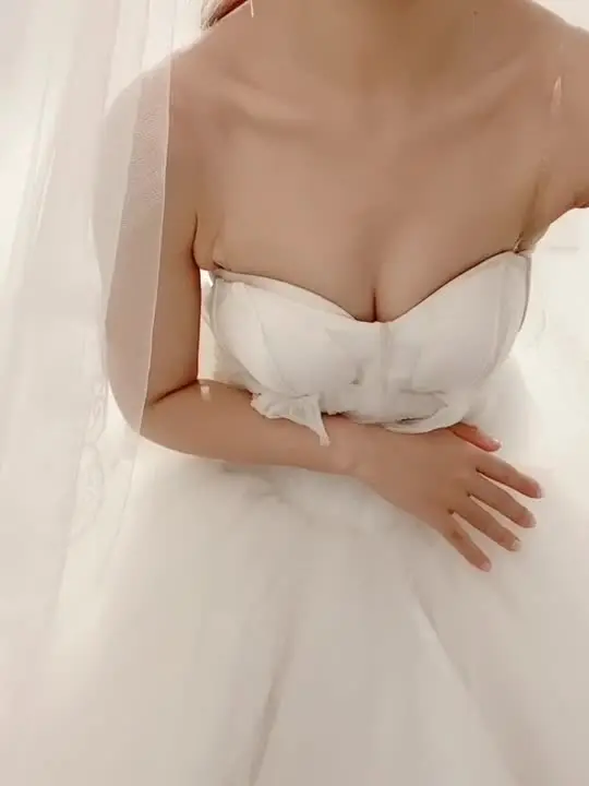 大白美乳溪水道具自慰大秀椅子上张开双腿跳蛋震动道具抽插很是诱惑喜欢不要错过