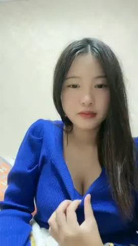 甜美邻家小妹!一身蓝衣气质超棒!一对大奶子,张开双腿特写揉穴,多毛骚逼爽的流白浆