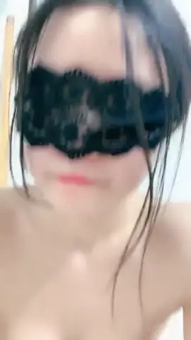 大鸡巴撑爆她的小嘴,边舔边流水,淫声荡语不断给大哥乳交大鸡巴,骚逼淫水泛滥无套抽插浪叫不断精彩别错过