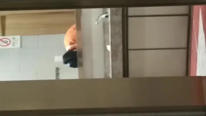商城女厕蹲守露脐T恤破洞牛仔小正妹丰满的胸部和鲜嫩穴肉真馋人