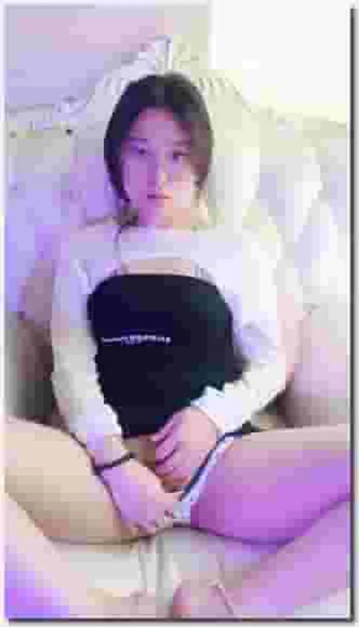 长相文静无毛白虎新人眼镜妹自慰收费秀,手伸进内裤自摸揉奶,脱掉内裤掰穴特写,黑色网袜拿出跳蛋按摩器塞入震动