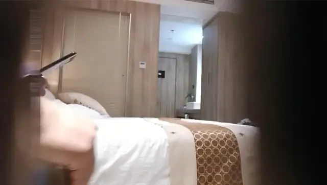 “哇你的奶子很挺啊”对白精彩酒店网约颜值高身材好皮肤又白学跳舞的兼职美女啪啪很投入呻吟表情到位