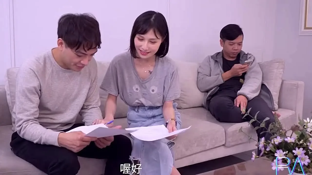 大陆AV剧情:漂亮女房主被新房客热情招待. new