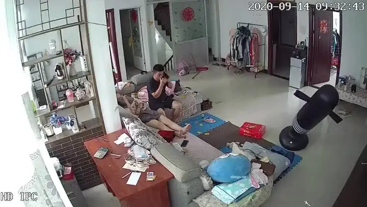 破解居家摄像头 年轻夫妻大白天的就在沙发上啪啪啪~破解居家摄像头 年轻夫妻大白天的就在沙发上啪啪啪
