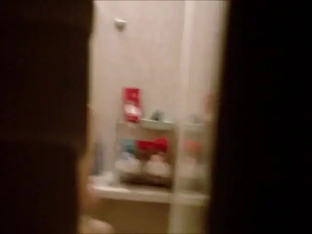 爬窗偷窥楼下的小姐姐洗澡又白又嫩的