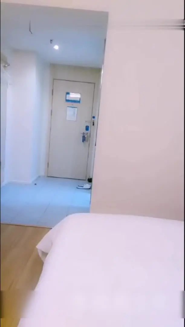 剧情演绎网红美女演译酒店电视机不容易用,叫服务生来强制从后面抱住