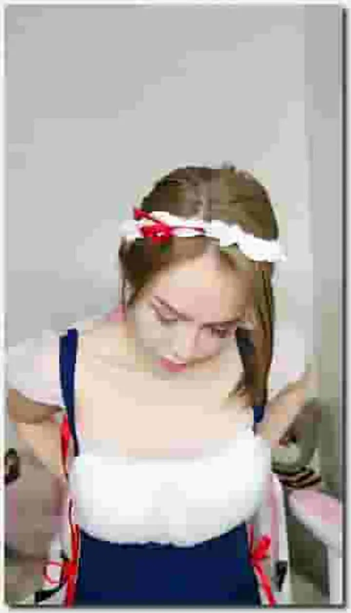 黄播界唐嫣极品身材爆乳女神，慢慢脱掉抹上精油，掰开小穴手指抠入，假屌放椅子上骑坐，插得嗯嗯嗯浪叫 new