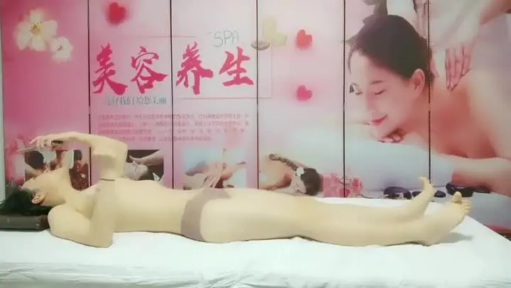 剧情演绎少妇美容养生按摩旗袍女技师先按,推荐手法比较好男技师一起,揉奶扣逼掏出JB口交双飞,两个妹子轮换着操