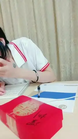 剧情演绎眼镜学生妹打电话叫学长来家里作业辅导,脱光光躺在桌子上检查身体,再到卧室操上位骑坐操到大叫