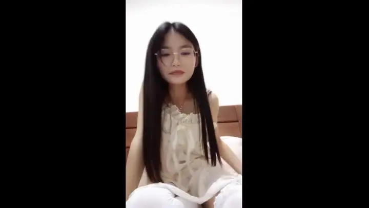 清纯眼镜妹妹!好久没播了!撩起裙子贫乳,拿出粗大水晶假屌,插入无毛骚穴,看着文静还挺骚