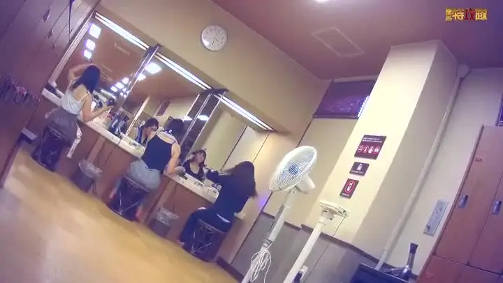 12月新流出温泉洗浴中心女宾部换衣室内部真实偸拍多种年龄段环肥燕瘦欣赏各种不同的女性肉体