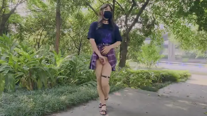 国产CD系列伪娘Luminia在公路旁树荫下的半裸女装飞机 new